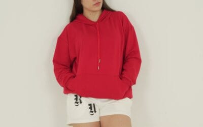 Cómo armar conjuntos urbanos con hoodie y pantaloneta sin perder estilo
